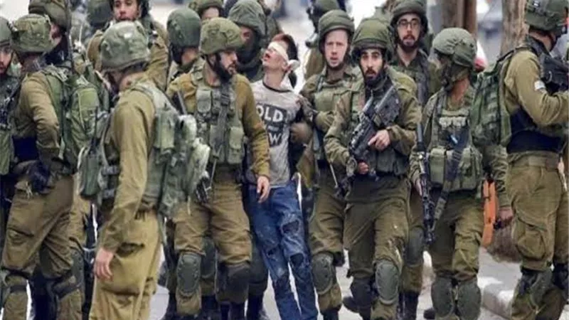 مركز حقوقى إسرائيلى يوثق لحظة اعتقال طفل فلسطينى بالخليل