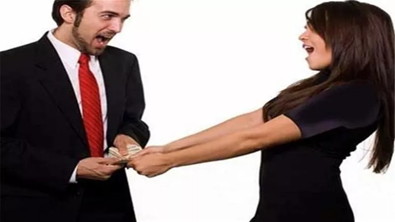 تفوق راتب الزوجة يعرض الزوج للمخاطر النفسية