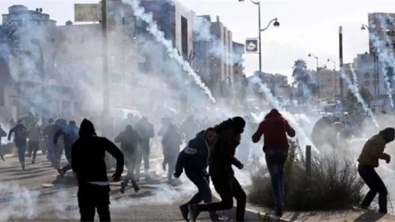 إصابة عشرات الفلسطينيين بمجمع مدارس جنوب الخليل