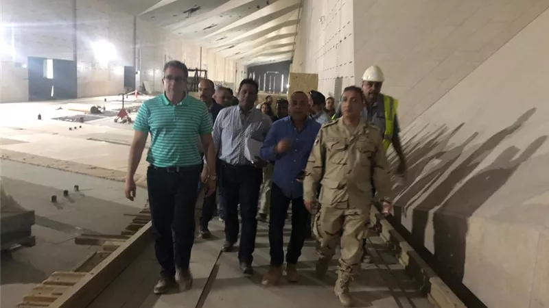 وزير الآثار يتفقد سير الأعمال بالمتحف المصري الكبير