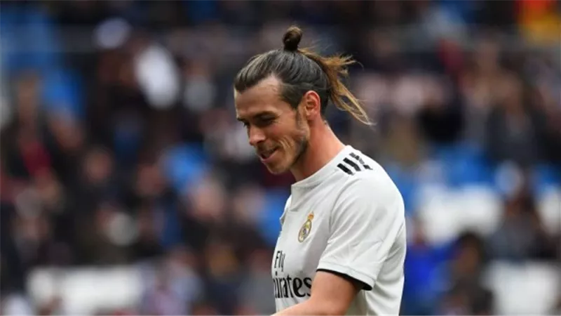 جماهير ريال مدريد تستقبل نجمها المشاغب ..فيديو