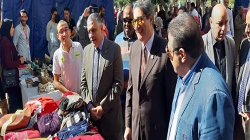 افتتاح المعرض الخيري بآداب عين شمس