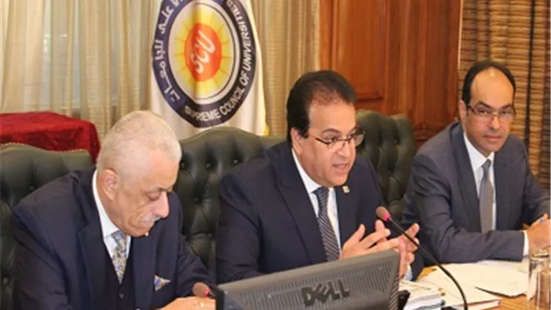 وزير التعليم العالي يطالب بإنشاء مكاتب بالجامعات لرعاية المبعوثين