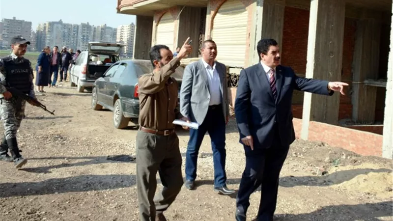المحافظ يفاجئ مدينة بنها لمتابعة الإشغالات والمخالفات والنظافة بالصور