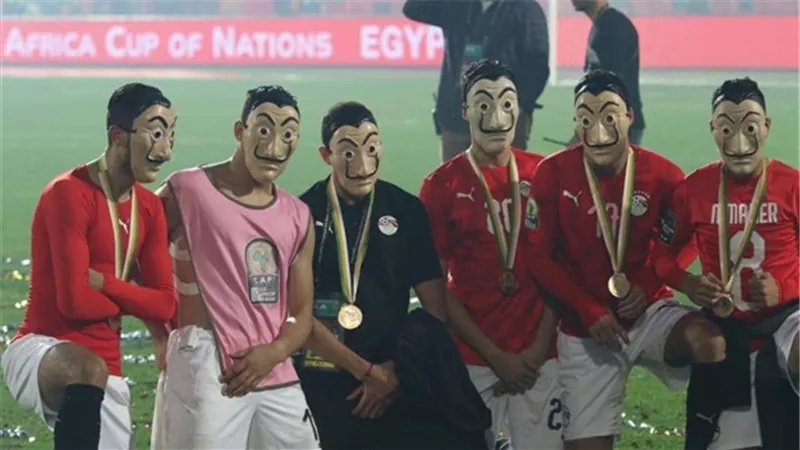 أحمد حسن يعلق على دخول لاعبي المنتخب الأولمبي بقناع 