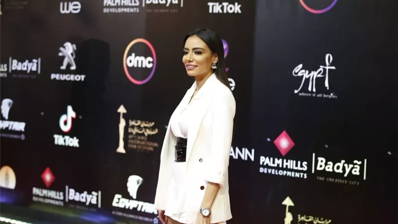 سارة الطباخ تتألق بالأبيض في عرض فيلم الفنار.. صور