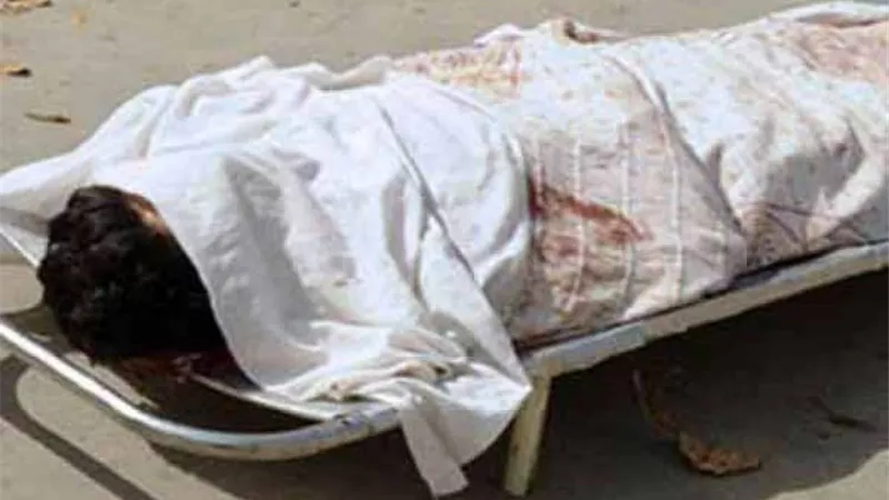 سائق يمزق جسد شاب بسبب مكالمة هاتفية أمام منزله