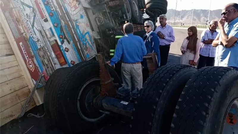 بالصور .. انقلاب سيارة نقل محملة بالأخشاب بعد خروجها من ميناء سفاجا البحري