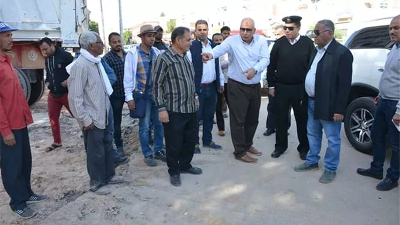 محافظ الوادي الجديد يتفقد أعمال التوسعة والرصف بشوارع المدن.صور