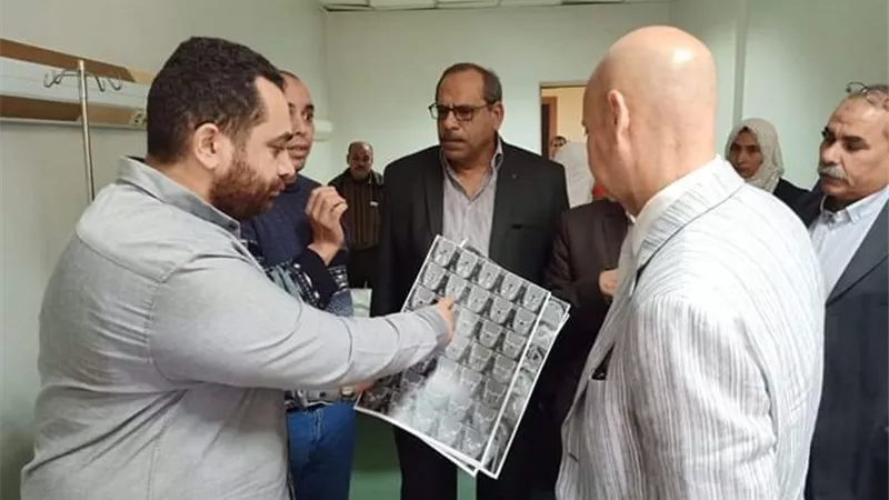 وكيلا وزارتى الصحة والتعليم بالشرقية يطمئنان علي طالب مصاب بمستشفى الأحرار