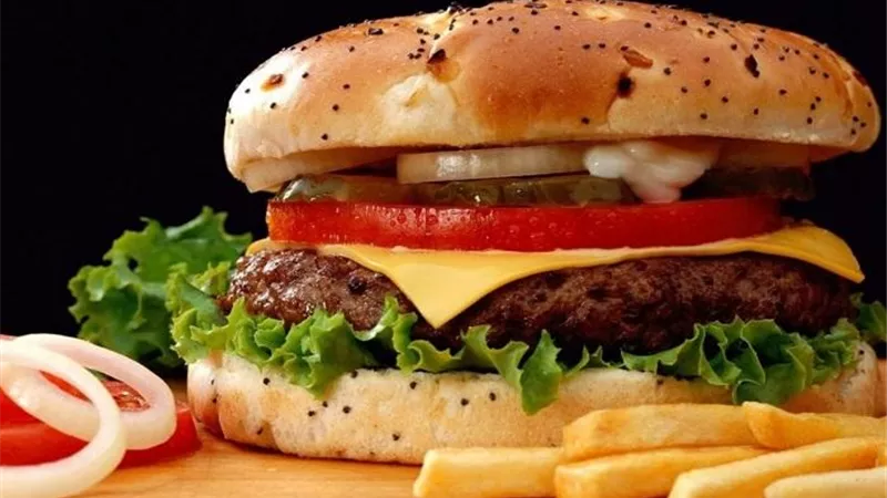 اضرارالوجبات السريعة تتخطى السمنة لتصيب العين