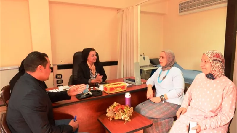 نائب رئيس جامعة أسيوط فى زيارة مفاجئة لتفقد العمل بمركز صحة الجامعة بالصور