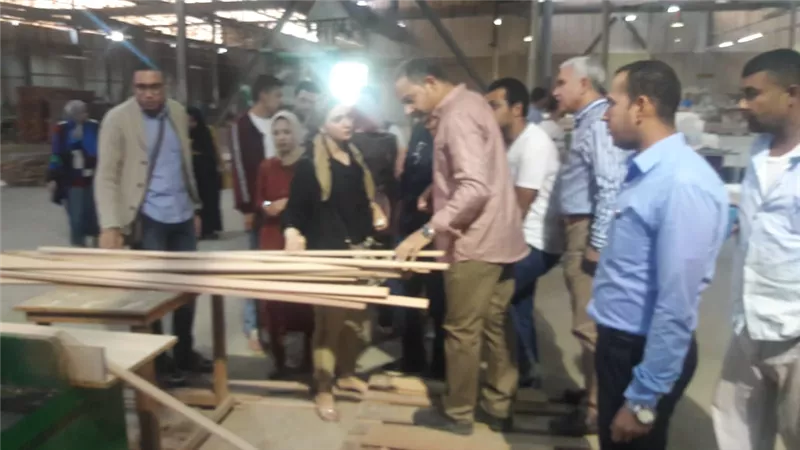 طلاب جامعة كفر الشيخ يزورون مصنع الأخشاب 