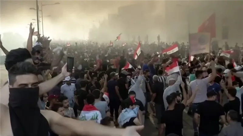 إصابة 9 متظاهرين بكربلاء إثر اندلاع مواجهات مع قوات مكافحة الشغب العراقية