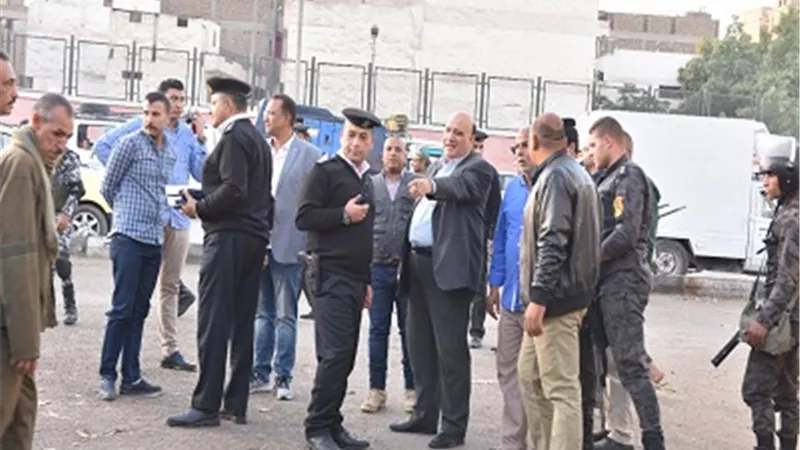 حملة لمطاردة الباعة الجائلين والإشغالات شرق السكة بالأقصر
