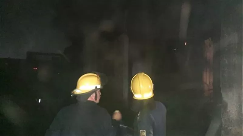الحماية المدنية تسيطر على حريق مصنع البلاستيك في القناطر الخيرية