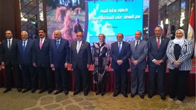 وزيرة البيئة تُكرم محافظ الشرقية لجهوده في القضاء على السحابة السوداء