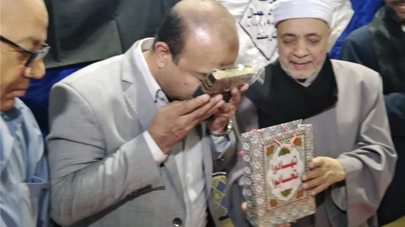 رئيس مركز أرمنت بالأقصر يكرم حفظة القرآن