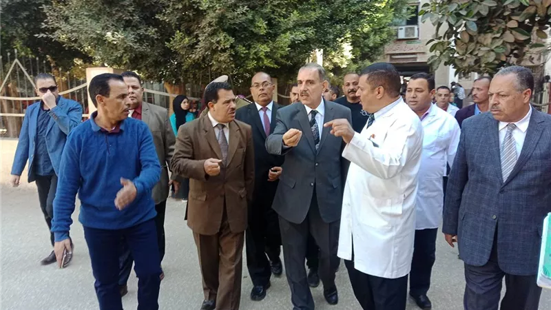 محافظ أسيوط يفاجىء العاملين بمستشفى ديروط