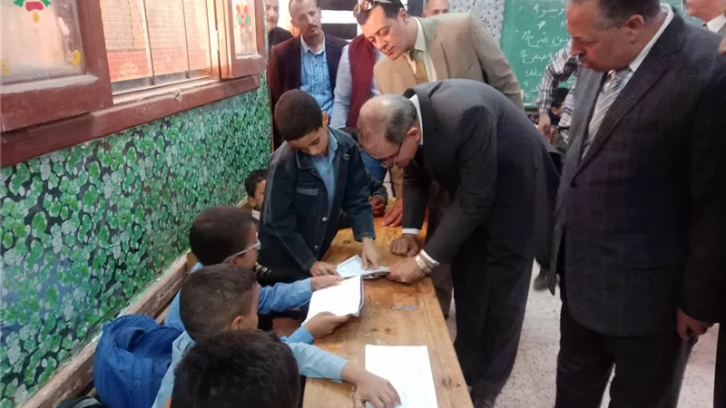 محافظ أسيوط يتفقد مدرسة أبوجبل الابتدائية ويكريم العاملين والطلاب المتميزين