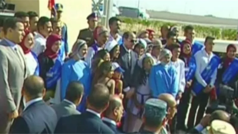 الرئيس السيسي يلتقط صورة تذكارية خلال افتتاحه مشروعات بورسعيد