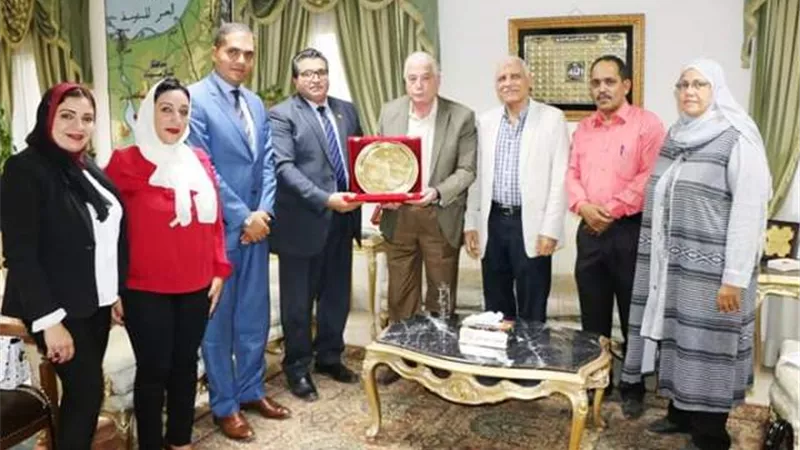 مجلس امناء ادارة شرم الشيخ التعليمية يكرم محافظ جنوب سيناء لجهودة فى النهوض بالعملية التعليمية بالمحافظة