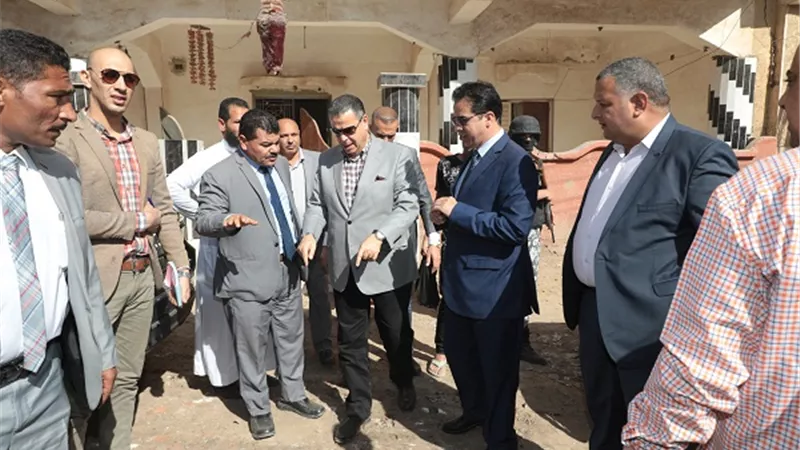 محافظ بني سويف يعاين طفح المياه الجوفية بعدد من شوارع قرية الرياض