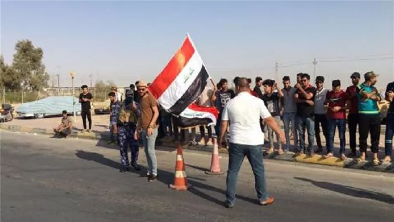 المتظاهرون يقطعون الطرق الرئيسية وسط البصرة
