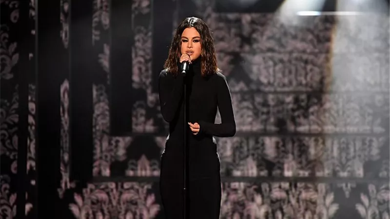 سعر صادم لفستان سيلينا جوميز فى حفل American Music Awards