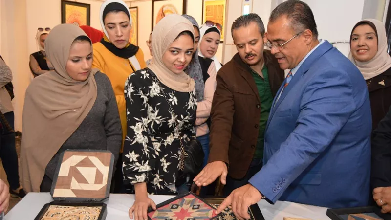 نائب رئيس جامعة عين شمس يفتتح معرضي الخط العربي والأعمال الخشبية