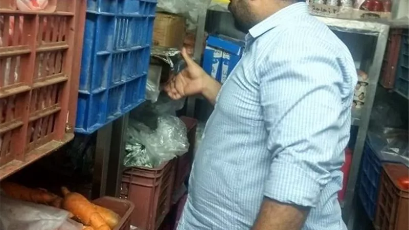 صحة الشرقية تغلق ٣منشآت غذائية وإعدام طن أغذية فاسدة بالزقازيق