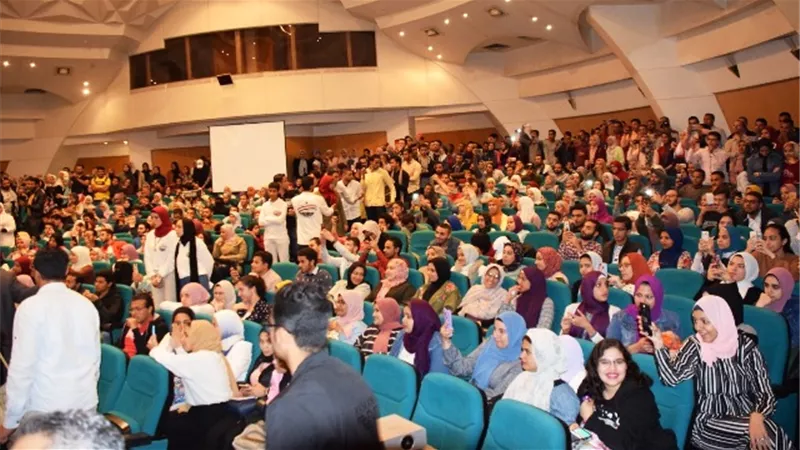 حسام هيكل فى جامعة حلوان وسط إقبال طلابى كثيف بالصور