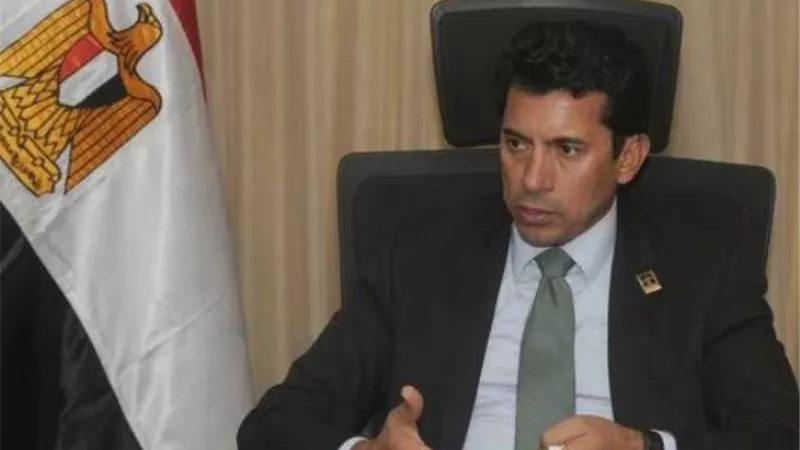 وزير الرياضة يتفقد مركز شباب الاندلس ويشيد بمنشاته
