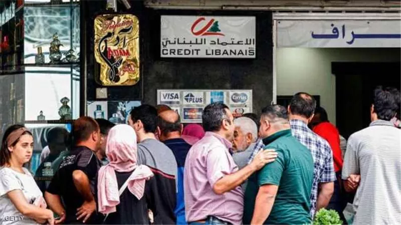 قلق المودعين يتنامى مع تشديد بنوك لبنان القيود