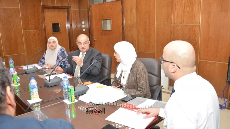 رئيس جامعة أسيوط يتابع سير العملية التعليمة والخدمة الطبية بكلية طب الأسنان