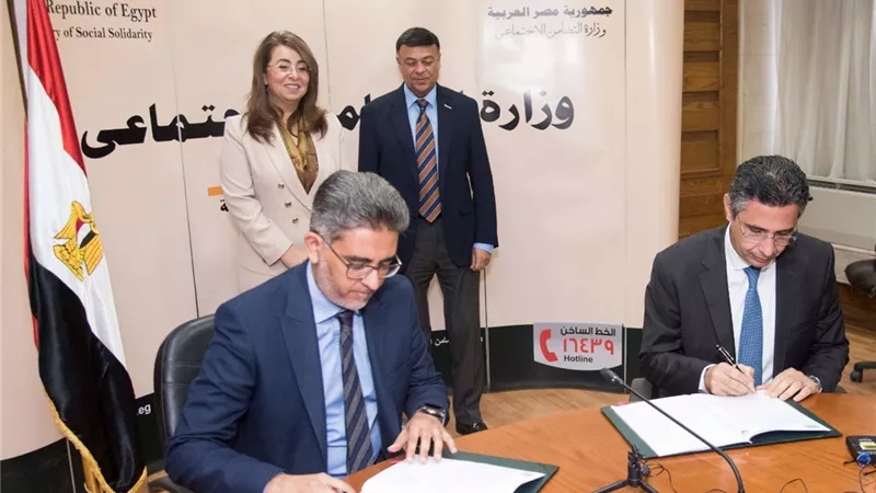 بنك ناصر يوقع عقد تقديم منتجات شركة مصر لتأمينات الحياة داخل فروعه