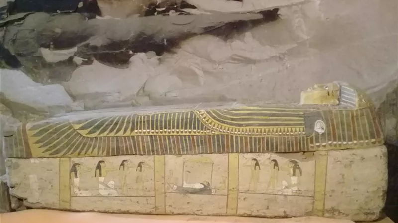العثور على ثلاث توابيت خشبية بالعساسيف تعود للأسرة ١٨