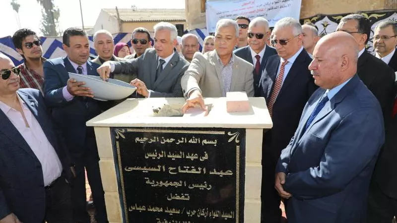 بعد استبعاده من حركة المحافظين الجديدة .. عباس يلغى قرارات الجزاءات السابقة ويداعب الموظفين