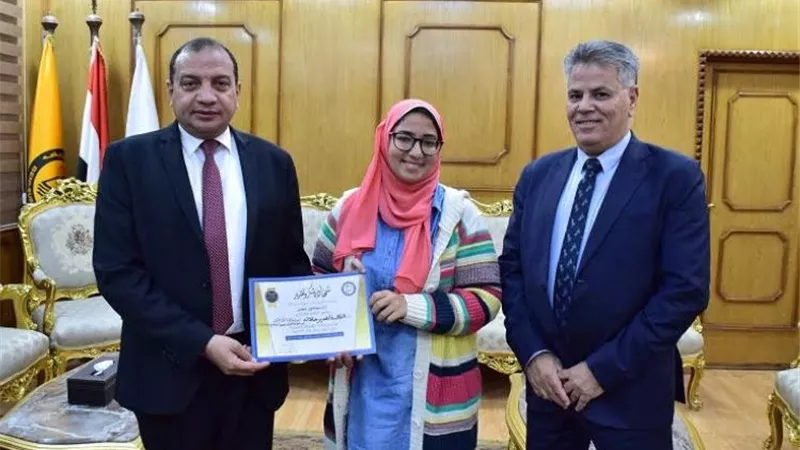رئيس جامعة بنى سويف يكرم الفائزة في الغناء باللغة الصينية