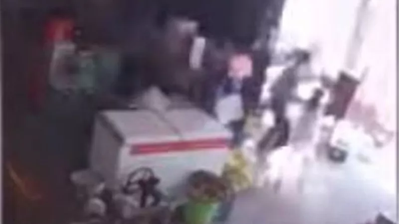 عندما يكون السائق ثملا تختفي الحواجز.. فيديو