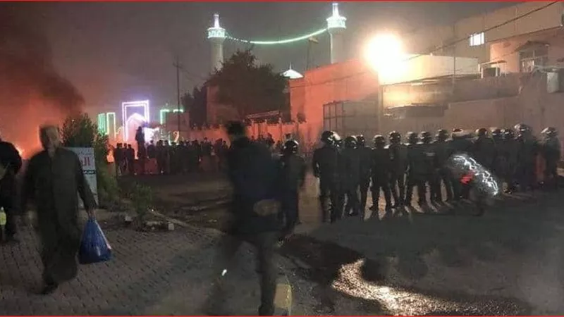 محاولات لاقتحام القنصلية الايرانية بالعراق والامن يحول بينها وبين المتظاهرين