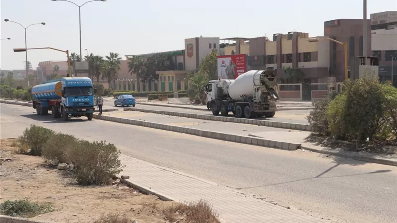 بالصور.. رفع كفاءة الطرق بالمنطقة الصناعية والحي المتميز بمدينة 6 أكتوبر