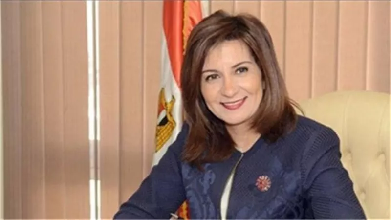 وزيرة الهجرة تهنئ أحد علماء 
