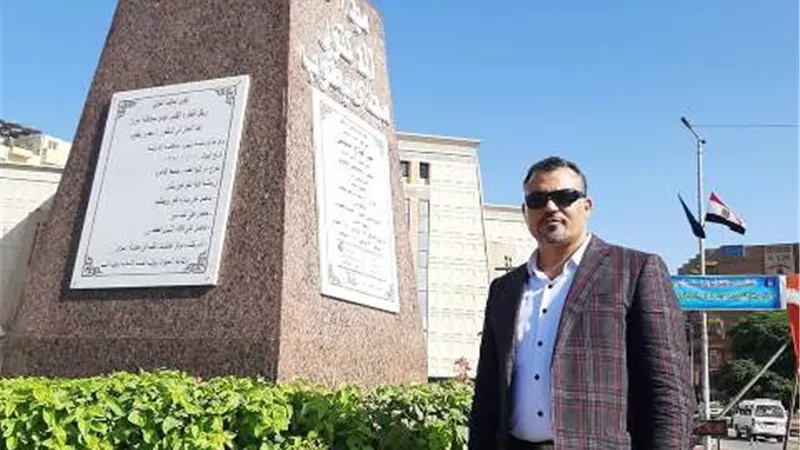 تمثال مجدى يعقوب فى ميدان أسوان بأيدى ابن من أبناء جامعة أسيوط