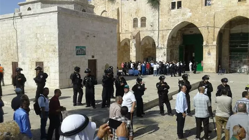 الاحتلال الاسرائيلى ومستوطنون يقتحمون باحات المسجد الأقصى