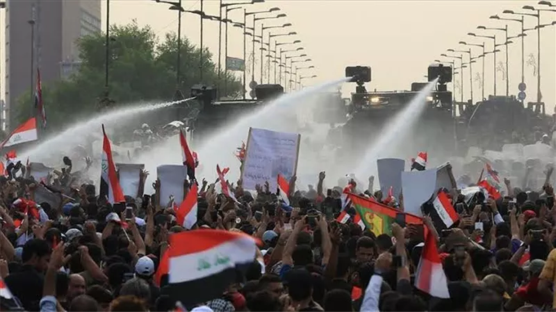 متظاهرى العراق يسيطرون على جسر الزيتون بالناصرية ويضرمون النار بمقرات الامن