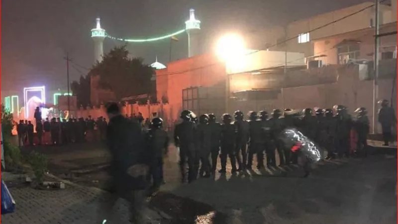 إصابة عشرات المتظاهرين أثناء محاولة اقتحام القنصلية الإيرانية في النجف