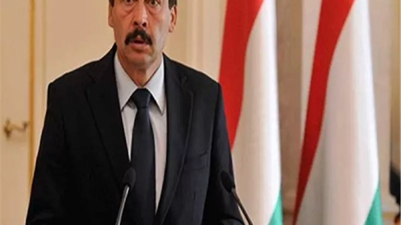 رئيس المجر يصل القاهرة للقاء الرئيس السيسي