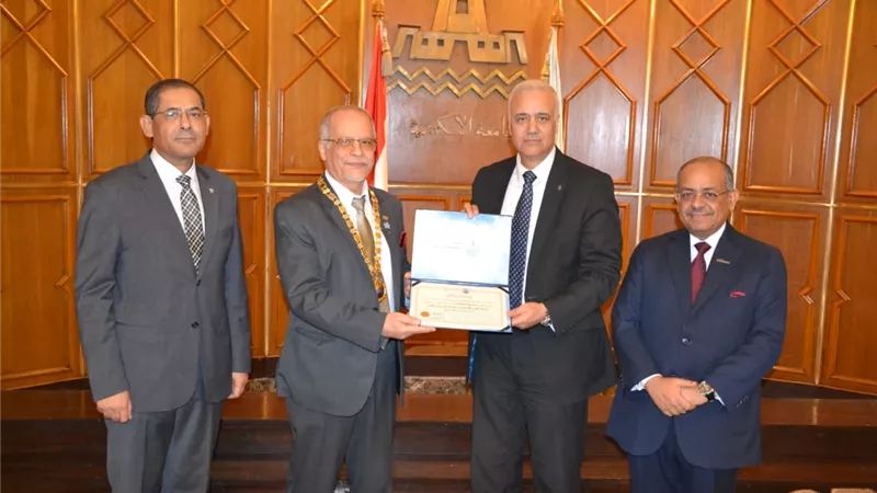رئيس جامعة الأسكندرية يكرم الدكتور سامح شحاتة