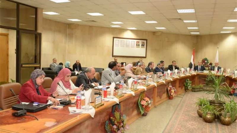 محافظ أسيوط السابق يشيد في آخر جلساته بمجلس الجامعة